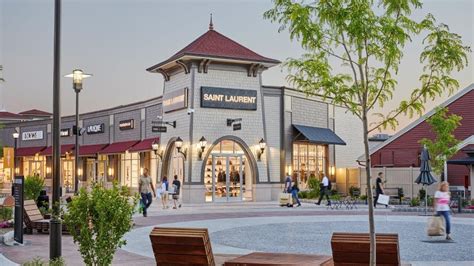 Versace Outlet Store in Woodbury Common Premium Outlets, 